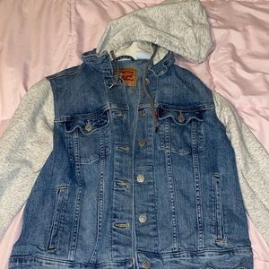 Levi women Jean/sweater jacket size large